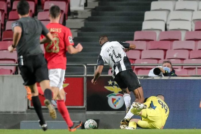 Liga NOS - 11ª Jornada: SL. Benfica 2-1 Portimonense SAD    Péssima 1ª parte dos alvinegros só superada pela equipa de arbitragem!